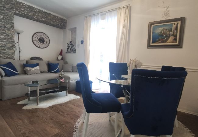 Ferienwohnung in Split - Ferienwohnung in Split mit Balkon, Klimaanlage, W-LAN, Waschmaschine (4656-1) Ferienwohnung in Split - Ferienwohnung in Split mit Balkon, Klimaanlage, W-LAN, Waschmaschine (4656-1)
