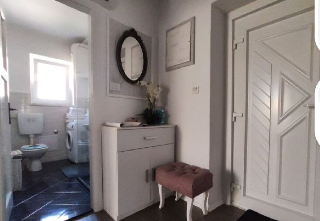 Ferienwohnung in Split - Ferienwohnung in Split mit Balkon, Klimaanlage, W-LAN, Waschmaschine (4656-1) Ferienwohnung in Split - Ferienwohnung in Split mit Balkon, Klimaanlage, W-LAN, Waschmaschine (4656-1)