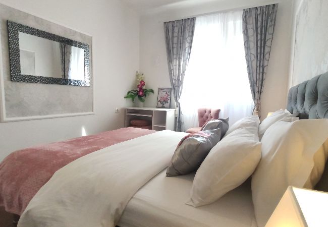 Ferienwohnung in Split - Ferienwohnung in Split mit Balkon, Klimaanlage, W-LAN, Waschmaschine (4656-1) Ferienwohnung in Split - Ferienwohnung in Split mit Balkon, Klimaanlage, W-LAN, Waschmaschine (4656-1)