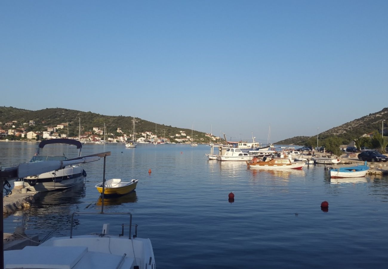 Ferienwohnung in Vinišce - Ferienwohnung in Vinišće mit Meerblick, Terrasse, Klimaanlage, W-LAN (4752-1)