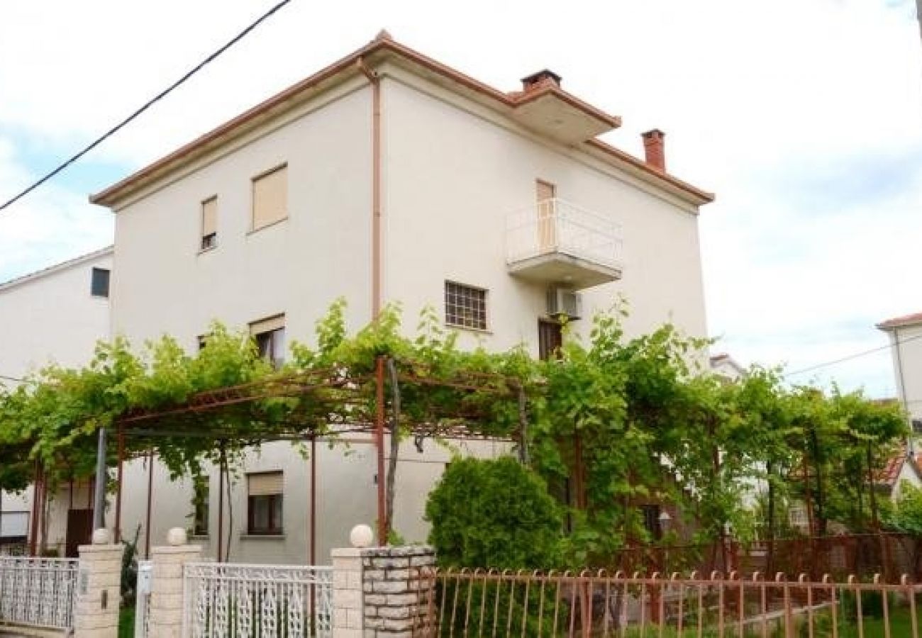 Ferienwohnung in Kaštel Novi - Ferienwohnung in Kaštel Novi mit Terrasse, Klimaanlage, W-LAN, Waschmaschine (5104-1)