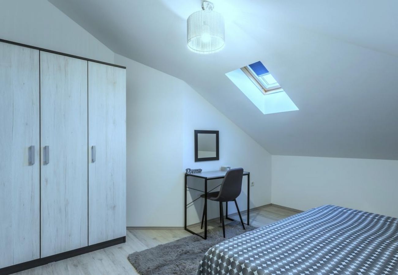 Ferienwohnung in Kaštel Novi - Ferienwohnung in Kaštel Novi mit Balkon, Klimaanlage, W-LAN, Waschmaschine (5105-1)