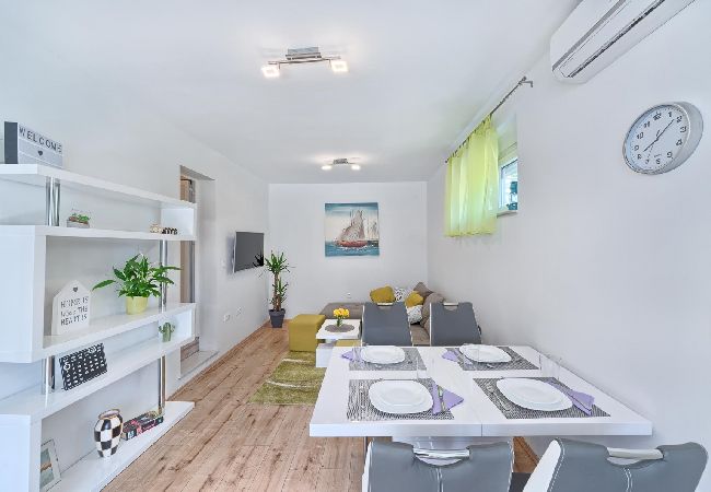 Ferienwohnung in Kaštel Lukšic - Ferienwohnung in Kaštel Lukšić mit Terrasse, Klimaanlage, W-LAN, Waschmaschine (5107-2) Ferienwohnung in Kaštel Lukšic - Ferienwohnung in Kaštel Lukšić mit Terrasse, Klimaanlage, W-LAN, Waschmaschine (5107-2)