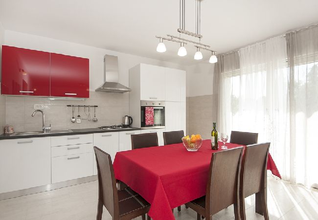 Ferienwohnung in Kaštel Lukšic - Ferienwohnung in Kaštel Lukšić mit Balkon, Klimaanlage, W-LAN, Waschmaschine (5107-1) Ferienwohnung in Kaštel Lukšic - Ferienwohnung in Kaštel Lukšić mit Balkon, Klimaanlage, W-LAN, Waschmaschine (5107-1)