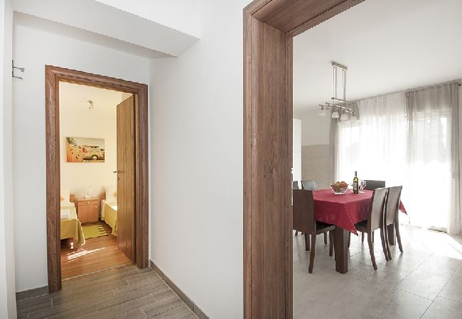 Ferienwohnung in Kaštel Lukšic - Ferienwohnung in Kaštel Lukšić mit Balkon, Klimaanlage, W-LAN, Waschmaschine (5107-1) Ferienwohnung in Kaštel Lukšic - Ferienwohnung in Kaštel Lukšić mit Balkon, Klimaanlage, W-LAN, Waschmaschine (5107-1)
