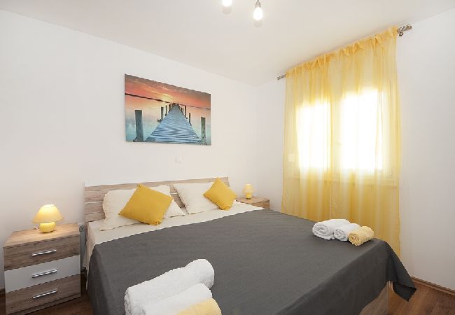 Ferienwohnung in Kaštel Lukšic - Ferienwohnung in Kaštel Lukšić mit Balkon, Klimaanlage, W-LAN, Waschmaschine (5107-1) Ferienwohnung in Kaštel Lukšic - Ferienwohnung in Kaštel Lukšić mit Balkon, Klimaanlage, W-LAN, Waschmaschine (5107-1)