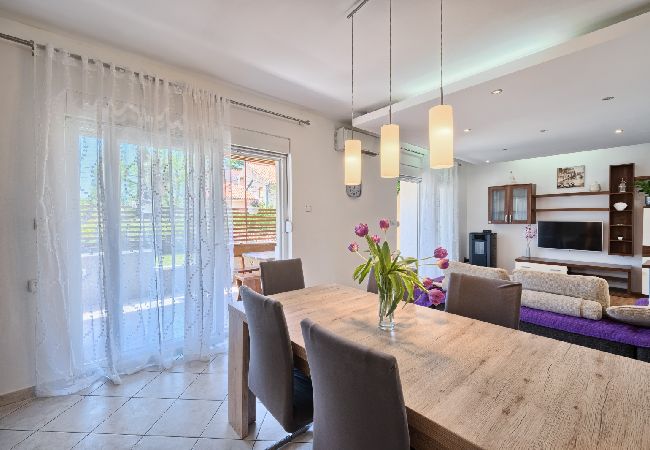 Ferienwohnung in Kaštel Lukšic - Ferienwohnung in Kaštel Lukšić mit Terrasse, Klimaanlage, W-LAN, Waschmaschine (5107-3) Ferienwohnung in Kaštel Lukšic - Ferienwohnung in Kaštel Lukšić mit Terrasse, Klimaanlage, W-LAN, Waschmaschine (5107-3)