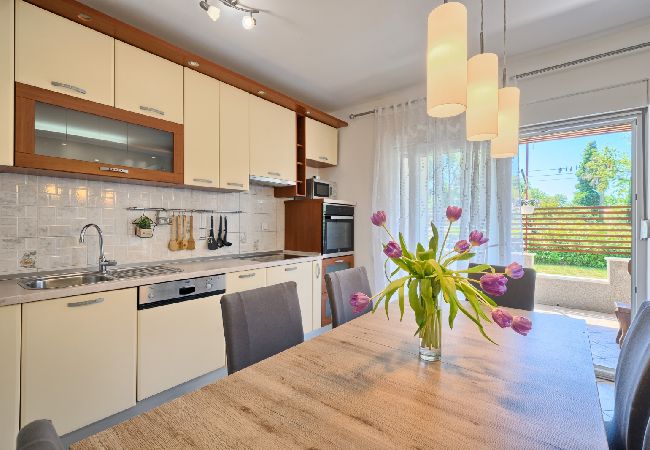 Ferienwohnung in Kaštel Lukšic - Ferienwohnung in Kaštel Lukšić mit Terrasse, Klimaanlage, W-LAN, Waschmaschine (5107-3) Ferienwohnung in Kaštel Lukšic - Ferienwohnung in Kaštel Lukšić mit Terrasse, Klimaanlage, W-LAN, Waschmaschine (5107-3)