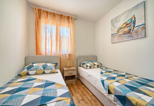 Ferienwohnung in Kaštel Lukšic - Ferienwohnung in Kaštel Lukšić mit Terrasse, Klimaanlage, W-LAN, Waschmaschine (5107-3) Ferienwohnung in Kaštel Lukšic - Ferienwohnung in Kaštel Lukšić mit Terrasse, Klimaanlage, W-LAN, Waschmaschine (5107-3)
