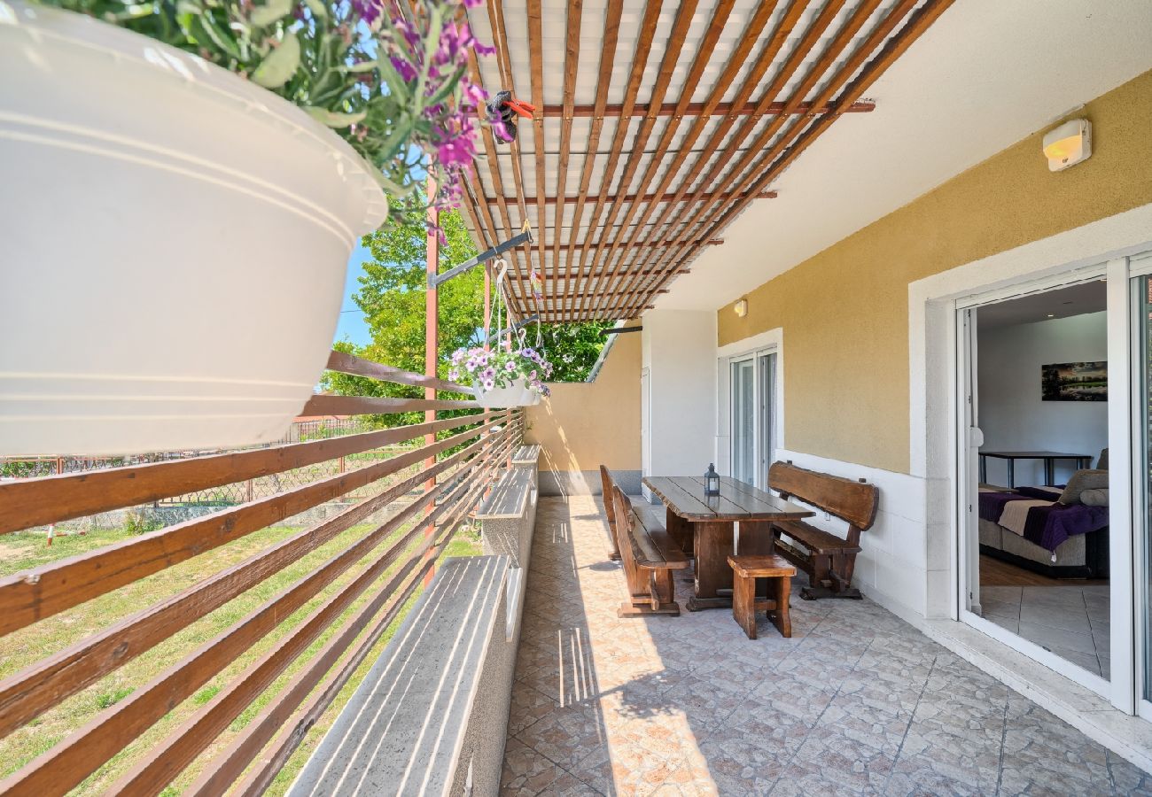 Ferienwohnung in Kaštel Lukšic - Ferienwohnung in Kaštel Lukšić mit Terrasse, Klimaanlage, W-LAN, Waschmaschine (5107-3)