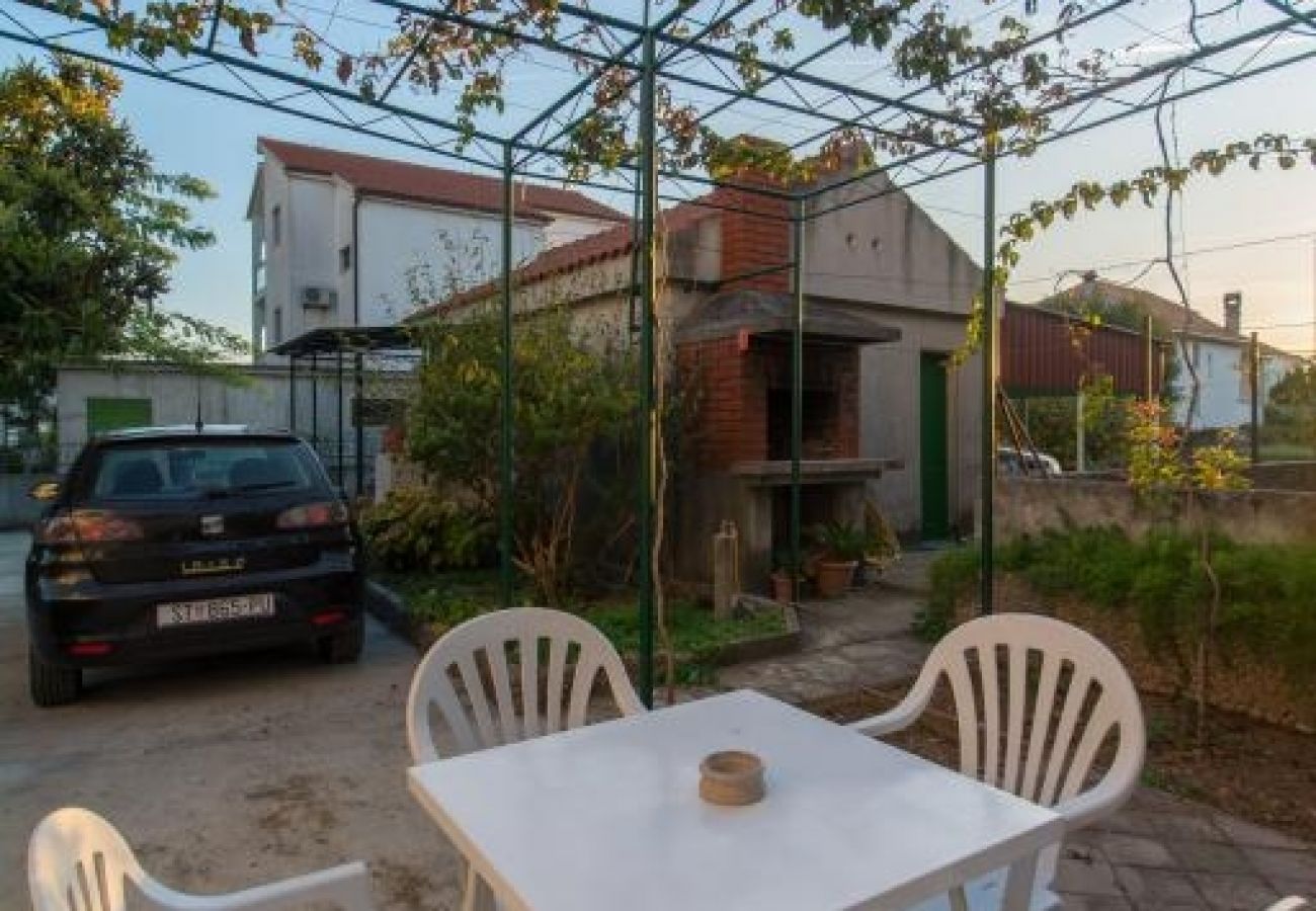 Ferienwohnung in Kaštel Novi - Ferienwohnung in Kaštel Novi mit Meerblick, Balkon, Klimaanlage, W-LAN (5110-1)