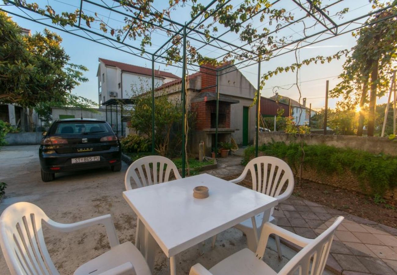 Ferienwohnung in Kaštel Novi - Ferienwohnung in Kaštel Novi mit Meerblick, Balkon, Klimaanlage, W-LAN (5110-1)