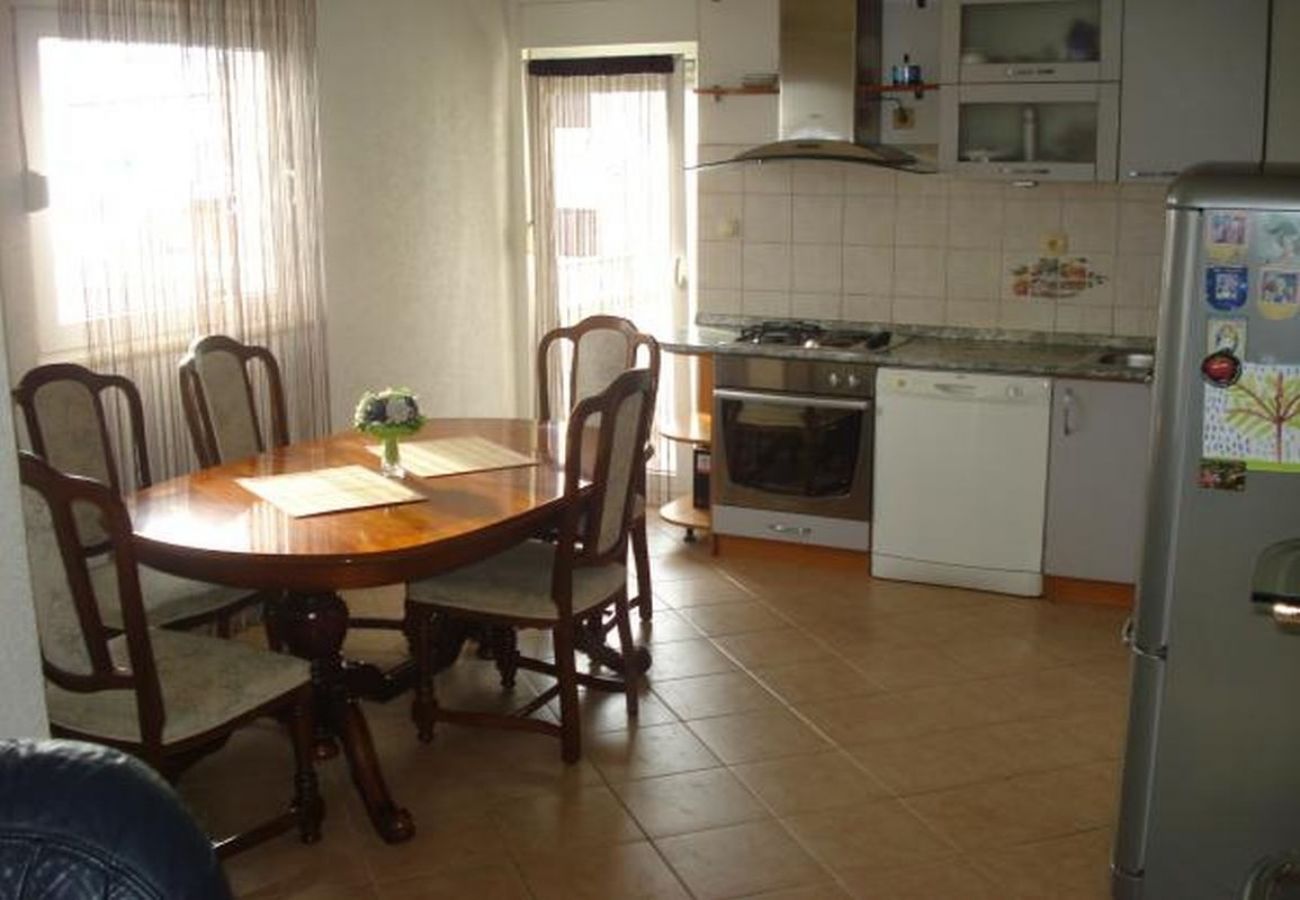 Ferienwohnung in Dugi Rat - Ferienwohnung in Dugi Rat mit Meerblick, Balkon, Klimaanlage, W-LAN (5113-3)