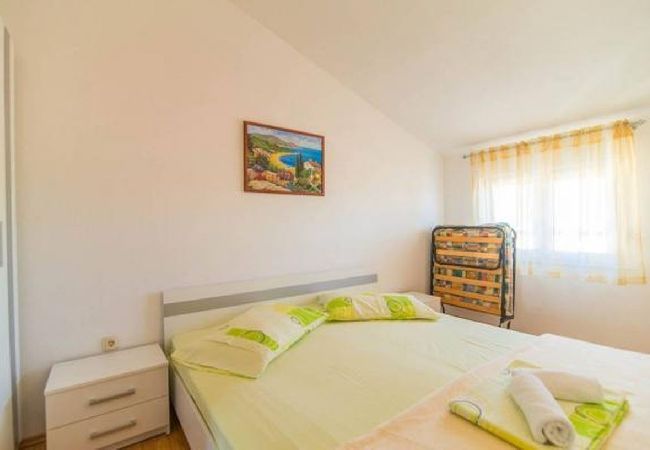 Ferienwohnung in Dugi Rat - Ferienwohnung in Dugi Rat mit Meerblick, Terrasse, Klimaanlage, W-LAN (5113-4) Ferienwohnung in Dugi Rat - Ferienwohnung in Dugi Rat mit Meerblick, Terrasse, Klimaanlage, W-LAN (5113-4)