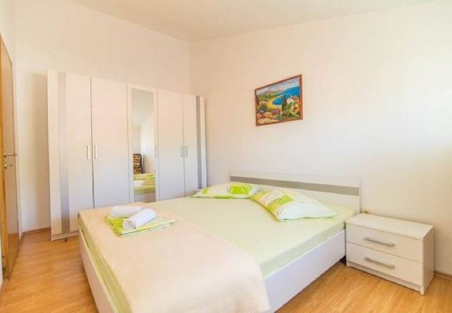 Ferienwohnung in Dugi Rat - Ferienwohnung in Dugi Rat mit Meerblick, Terrasse, Klimaanlage, W-LAN (5113-4) Ferienwohnung in Dugi Rat - Ferienwohnung in Dugi Rat mit Meerblick, Terrasse, Klimaanlage, W-LAN (5113-4)