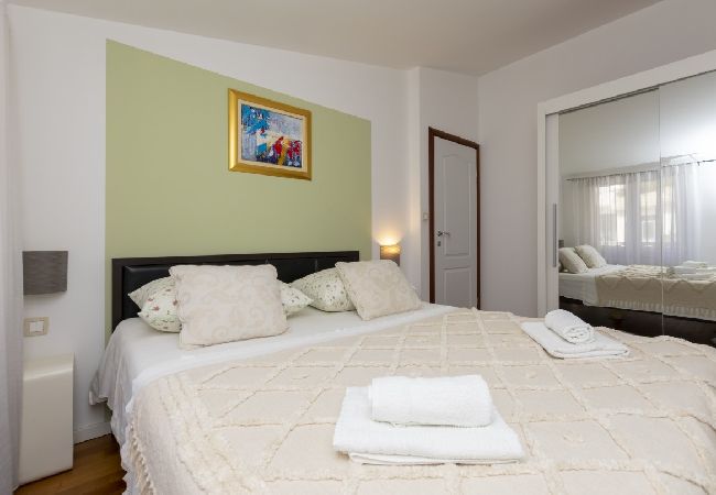 Ferienwohnung in Omiš - Ferienwohnung in Omiš mit Meerblick, Balkon, Klimaanlage, W-LAN (5129-5) Ferienwohnung in Omiš - Ferienwohnung in Omiš mit Meerblick, Balkon, Klimaanlage, W-LAN (5129-5)