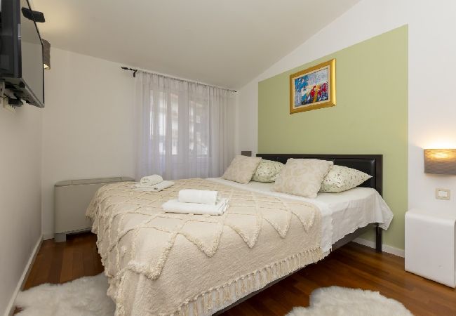 Ferienwohnung in Omiš - Ferienwohnung in Omiš mit Meerblick, Balkon, Klimaanlage, W-LAN (5129-5) Ferienwohnung in Omiš - Ferienwohnung in Omiš mit Meerblick, Balkon, Klimaanlage, W-LAN (5129-5)