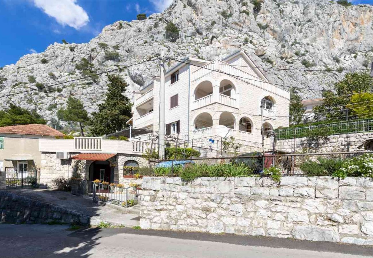 Ferienwohnung in Omiš - Ferienwohnung in Omiš mit Meerblick, Loggia, Klimaanlage, W-LAN (5129-4)