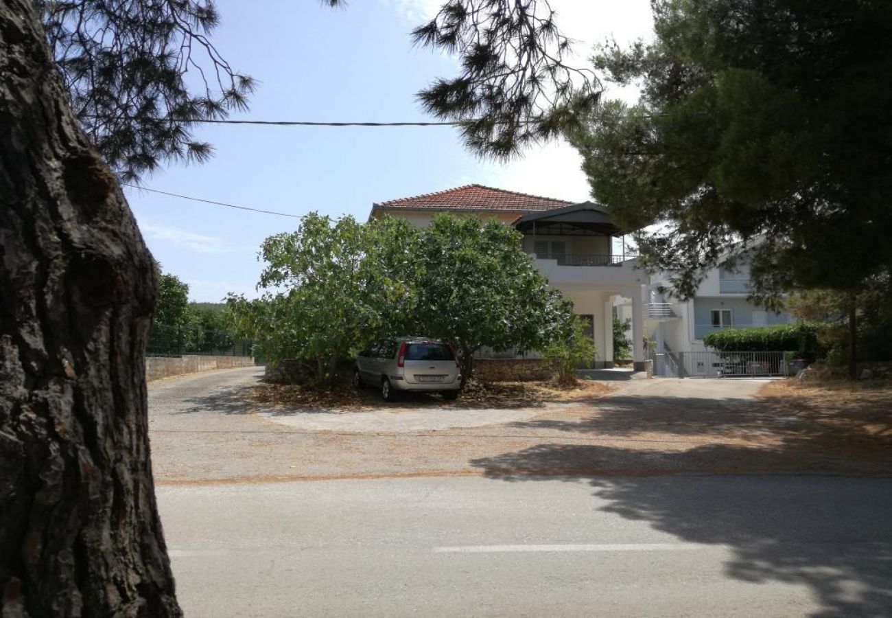 Ferienwohnung in Okrug Donji - Ferienwohnung in Okrug Donji mit Meerblick, Terrasse, Klimaanlage, W-LAN (5136-1)