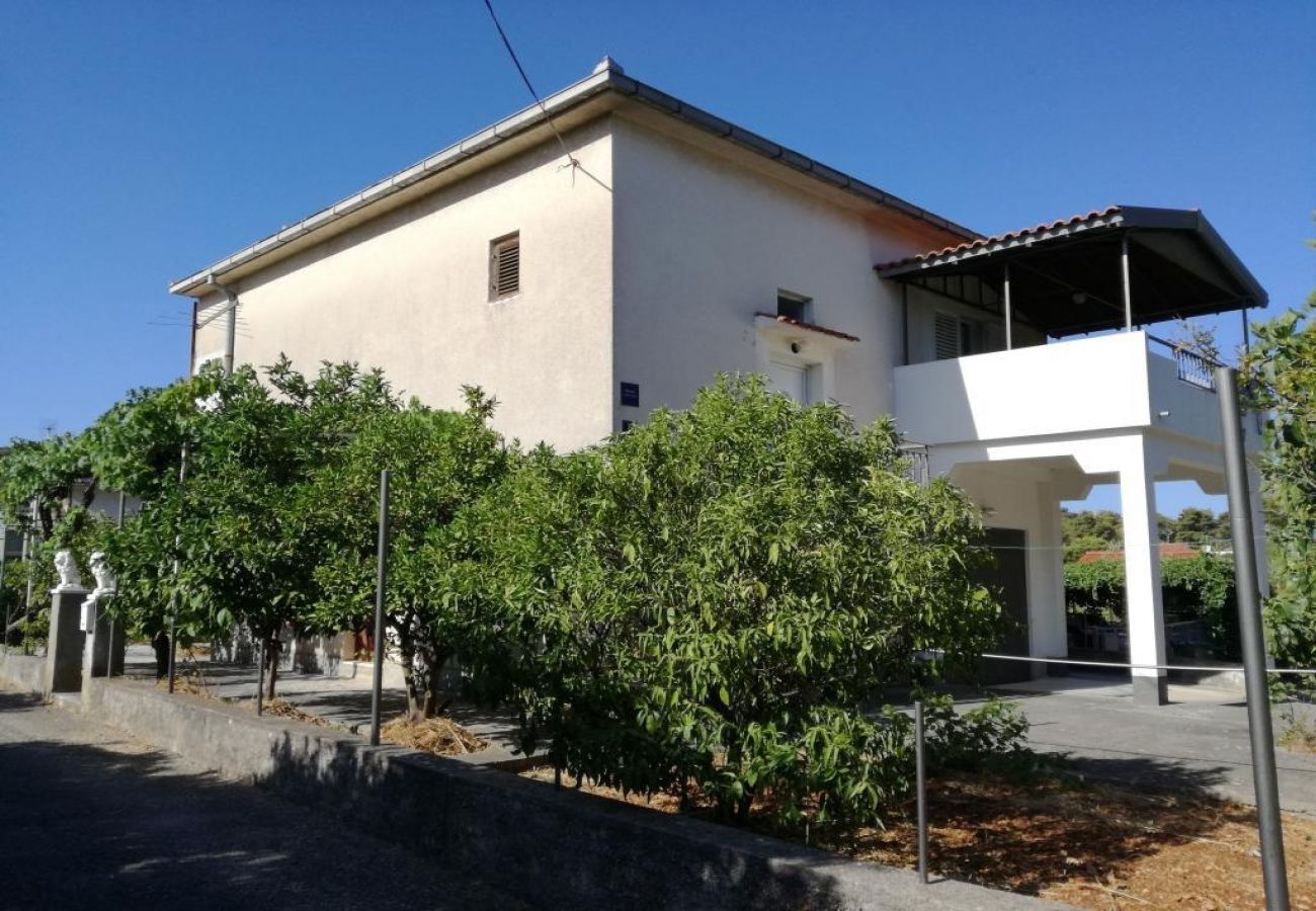 Ferienwohnung in Okrug Donji - Ferienwohnung in Okrug Donji mit Meerblick, Terrasse, Klimaanlage, W-LAN (5136-1)