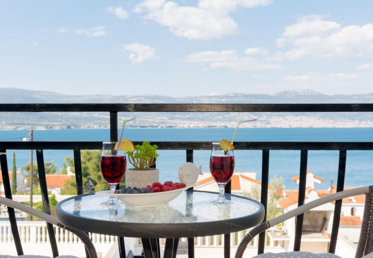 Ferienwohnung in Arbanija - Ferienwohnung in Arbanija mit Meerblick, Balkon, Klimaanlage, W-LAN (5137-1)