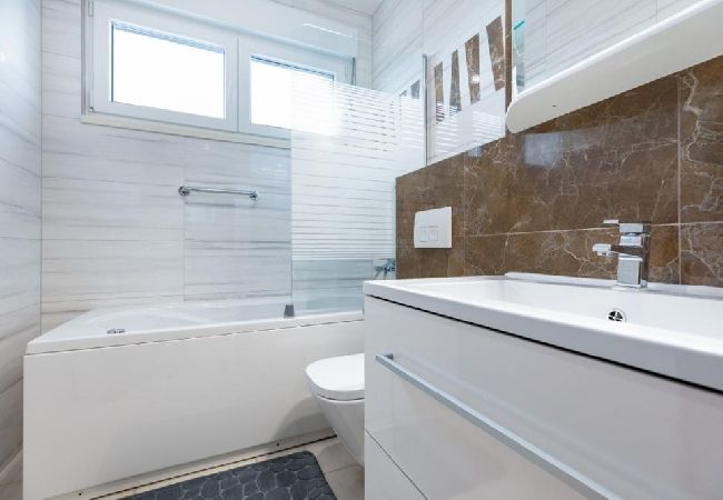 Ferienwohnung in Split - Ferienwohnung in Split mit Balkon, Klimaanlage, W-LAN (5141-1) Ferienwohnung in Split - Ferienwohnung in Split mit Balkon, Klimaanlage, W-LAN (5141-1)
