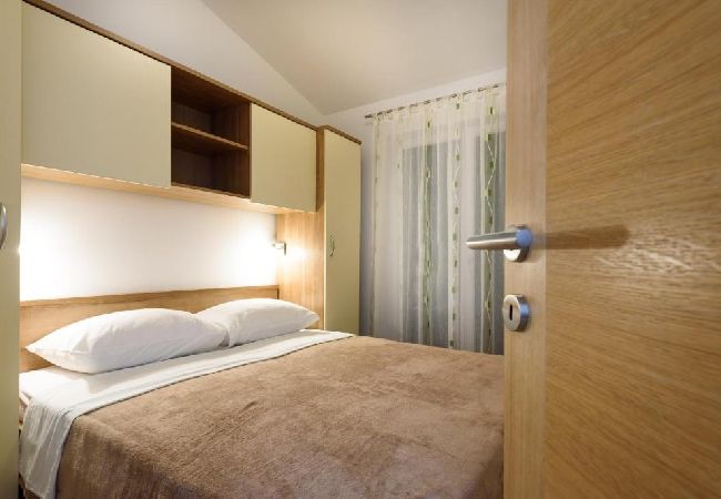 Ferienwohnung in Seget Vranjica - Ferienwohnung in Seget Vranjica mit Meerblick, Terrasse, Klimaanlage, W-LAN (5142-4) Ferienwohnung in Seget Vranjica - Ferienwohnung in Seget Vranjica mit Meerblick, Terrasse, Klimaanlage, W-LAN (5142-4)