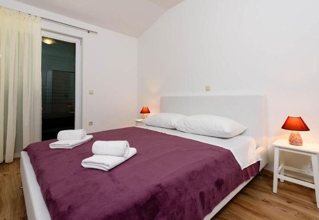Ferienwohnung in Seget Vranjica - Ferienwohnung in Seget Vranjica mit Meerblick, Balkon, Klimaanlage, W-LAN (5142-3) Ferienwohnung in Seget Vranjica - Ferienwohnung in Seget Vranjica mit Meerblick, Balkon, Klimaanlage, W-LAN (5142-3)