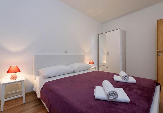 Ferienwohnung in Seget Vranjica - Ferienwohnung in Seget Vranjica mit Meerblick, Balkon, Klimaanlage, W-LAN (5142-3) Ferienwohnung in Seget Vranjica - Ferienwohnung in Seget Vranjica mit Meerblick, Balkon, Klimaanlage, W-LAN (5142-3)