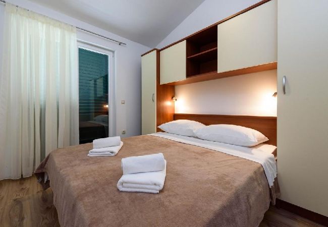 Ferienwohnung in Seget Vranjica - Ferienwohnung in Seget Vranjica mit Meerblick, Balkon, Klimaanlage, W-LAN (5142-3) Ferienwohnung in Seget Vranjica - Ferienwohnung in Seget Vranjica mit Meerblick, Balkon, Klimaanlage, W-LAN (5142-3)