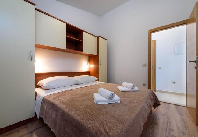 Ferienwohnung in Seget Vranjica - Ferienwohnung in Seget Vranjica mit Meerblick, Balkon, Klimaanlage, W-LAN (5142-3) Ferienwohnung in Seget Vranjica - Ferienwohnung in Seget Vranjica mit Meerblick, Balkon, Klimaanlage, W-LAN (5142-3)