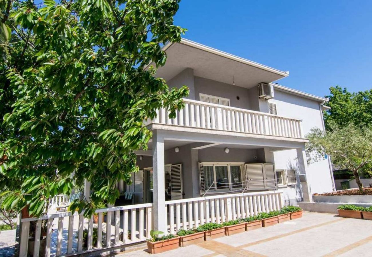 Ferienwohnung in Okrug Gornji - Ferienwohnung in Okrug Gornji mit Terrasse, Klimaanlage, W-LAN, Waschmaschine (5157-1)