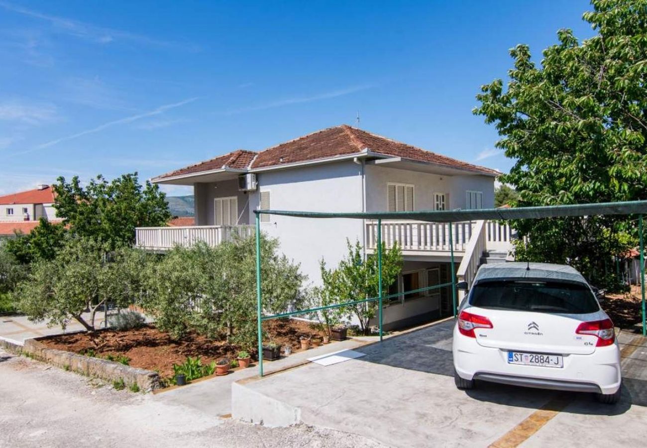 Ferienwohnung in Okrug Gornji - Ferienwohnung in Okrug Gornji mit Terrasse, Klimaanlage, W-LAN, Waschmaschine (5157-1)