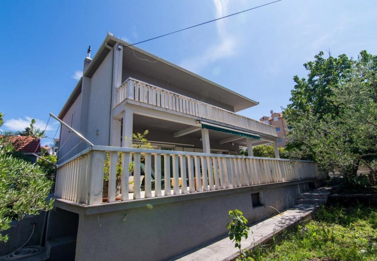 Ferienwohnung in Okrug Gornji - Ferienwohnung in Okrug Gornji mit Terrasse, Klimaanlage, W-LAN, Waschmaschine (5157-1)