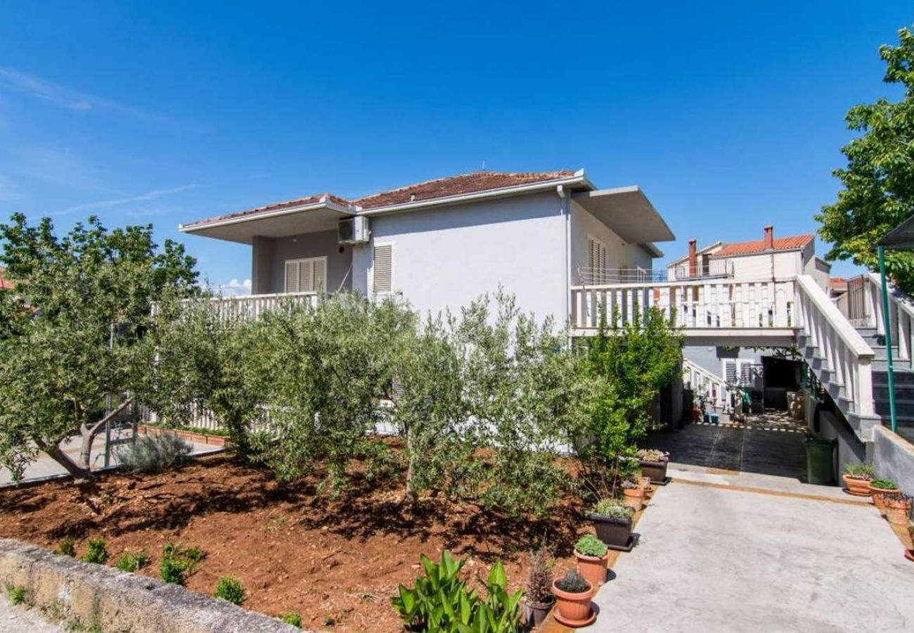 Ferienwohnung in Okrug Gornji - Ferienwohnung in Okrug Gornji mit Terrasse, Klimaanlage, W-LAN, Waschmaschine (5157-1)