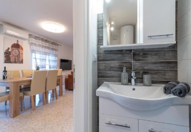 Ferienwohnung in Mastrinka - Ferienwohnung in Mastrinka mit Meerblick, Terrasse, Klimaanlage, W-LAN (5159-3) Ferienwohnung in Mastrinka - Ferienwohnung in Mastrinka mit Meerblick, Terrasse, Klimaanlage, W-LAN (5159-3)