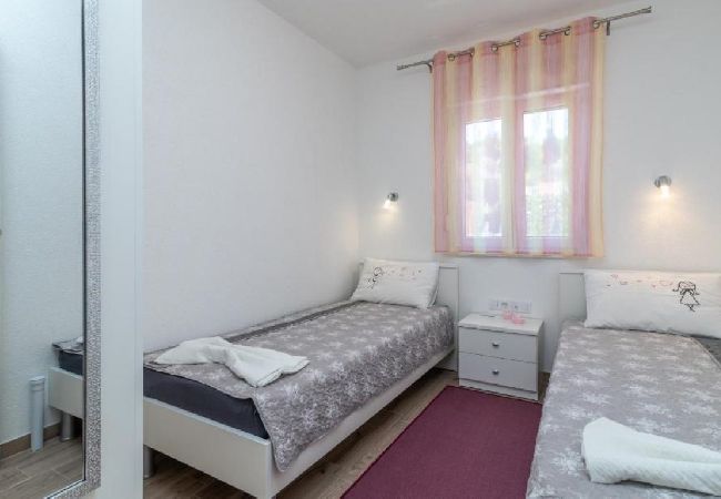 Ferienwohnung in Mastrinka - Ferienwohnung in Mastrinka mit Meerblick, Terrasse, Klimaanlage, W-LAN (5159-3) Ferienwohnung in Mastrinka - Ferienwohnung in Mastrinka mit Meerblick, Terrasse, Klimaanlage, W-LAN (5159-3)