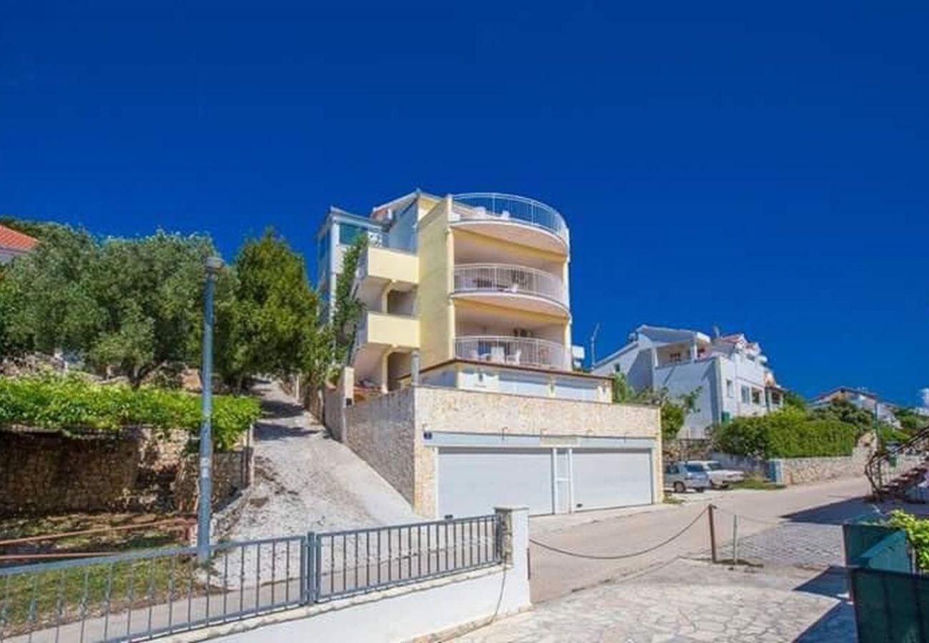 Ferienwohnung in Okrug Gornji - Ferienwohnung in Okrug Gornji mit Meerblick, Terrasse, Klimaanlage, W-LAN (5160-3)