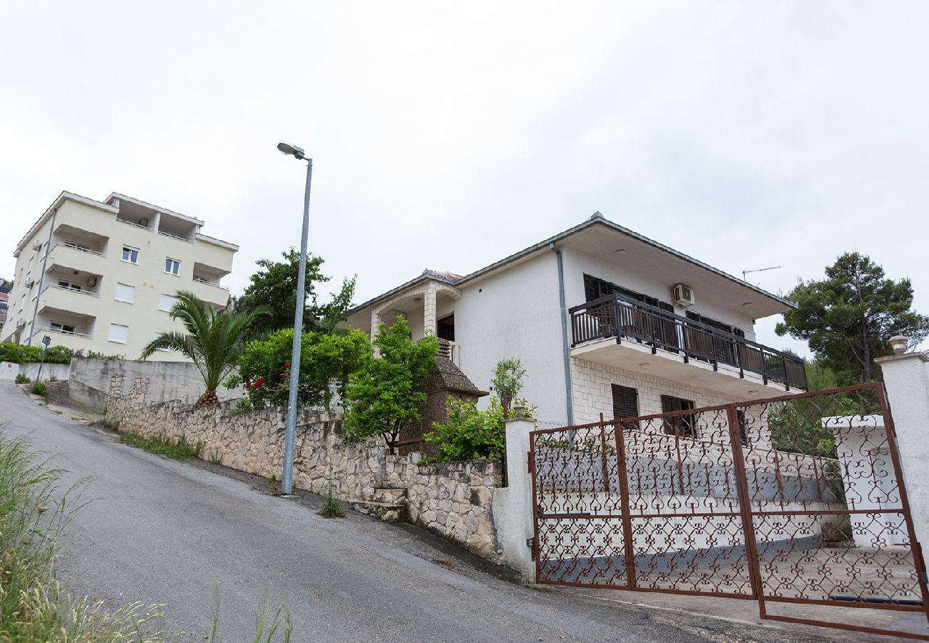 Ferienwohnung in Okrug Gornji - Ferienwohnung in Okrug Gornji mit Meerblick, Balkon, Klimaanlage, W-LAN (5165-1)