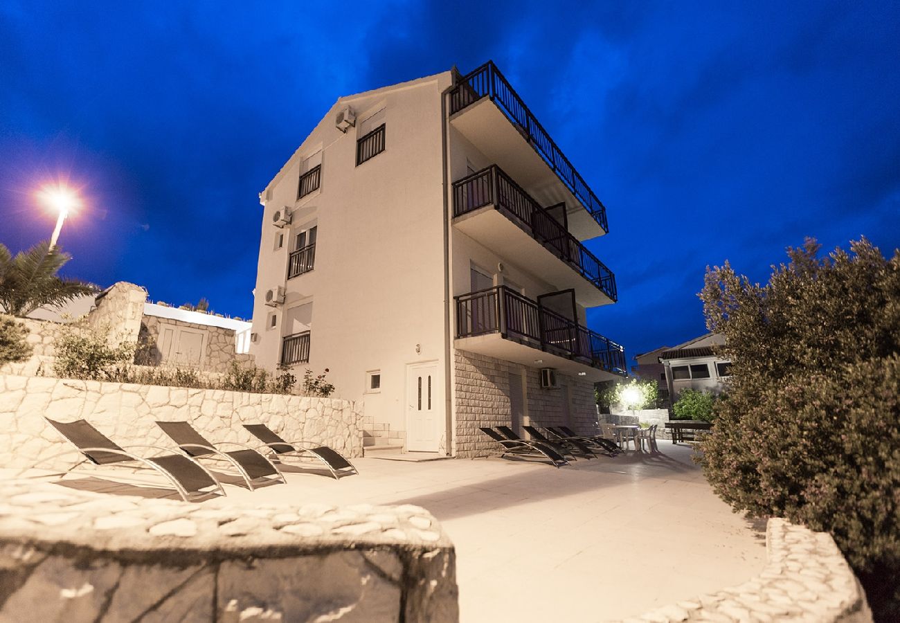 Ferienwohnung in Okrug Donji - Ferienwohnung in Okrug Donji mit Meerblick, Balkon, Klimaanlage, W-LAN (5166-3)