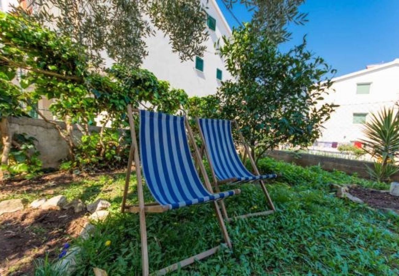 Ferienwohnung in Okrug Gornji - Ferienwohnung in Okrug Gornji mit Terrasse, Klimaanlage, W-LAN, Waschmaschine (5167-1)