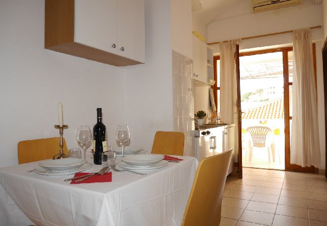 Ferienwohnung in Dugi Rat - Ferienwohnung in Dugi Rat mit Meerblick, Balkon, Klimaanlage, W-LAN (5132-6) Ferienwohnung in Dugi Rat - Ferienwohnung in Dugi Rat mit Meerblick, Balkon, Klimaanlage, W-LAN (5132-6)