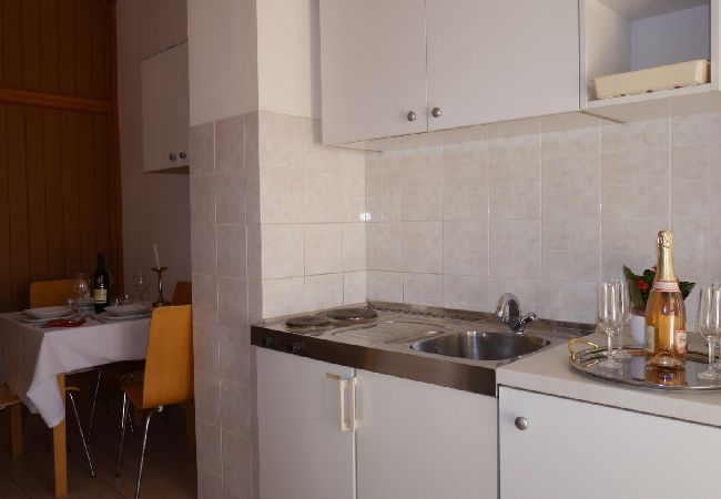Ferienwohnung in Dugi Rat - Ferienwohnung in Dugi Rat mit Meerblick, Balkon, Klimaanlage, W-LAN (5132-6) Ferienwohnung in Dugi Rat - Ferienwohnung in Dugi Rat mit Meerblick, Balkon, Klimaanlage, W-LAN (5132-6)