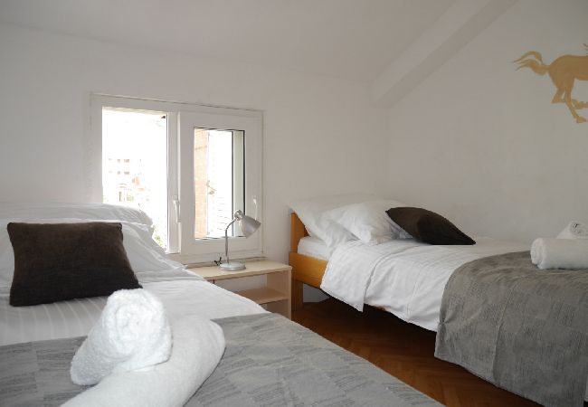 Ferienwohnung in Dugi Rat - Ferienwohnung in Dugi Rat mit Meerblick, Balkon, Klimaanlage, W-LAN (5132-6) Ferienwohnung in Dugi Rat - Ferienwohnung in Dugi Rat mit Meerblick, Balkon, Klimaanlage, W-LAN (5132-6)