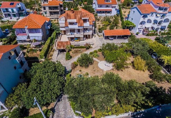 Ferienwohnung in Dugi Rat - Ferienwohnung in Dugi Rat mit Meerblick, Balkon, Klimaanlage, W-LAN (5132-6) Ferienwohnung in Dugi Rat - Ferienwohnung in Dugi Rat mit Meerblick, Balkon, Klimaanlage, W-LAN (5132-6)