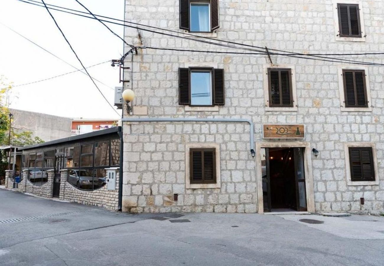 Ferienwohnung in Kaštel Kambelovac - Ferienwohnung in Kaštel Kambelovac mit Meerblick, Klimaanlage, W-LAN, Waschmaschine (4483-2)