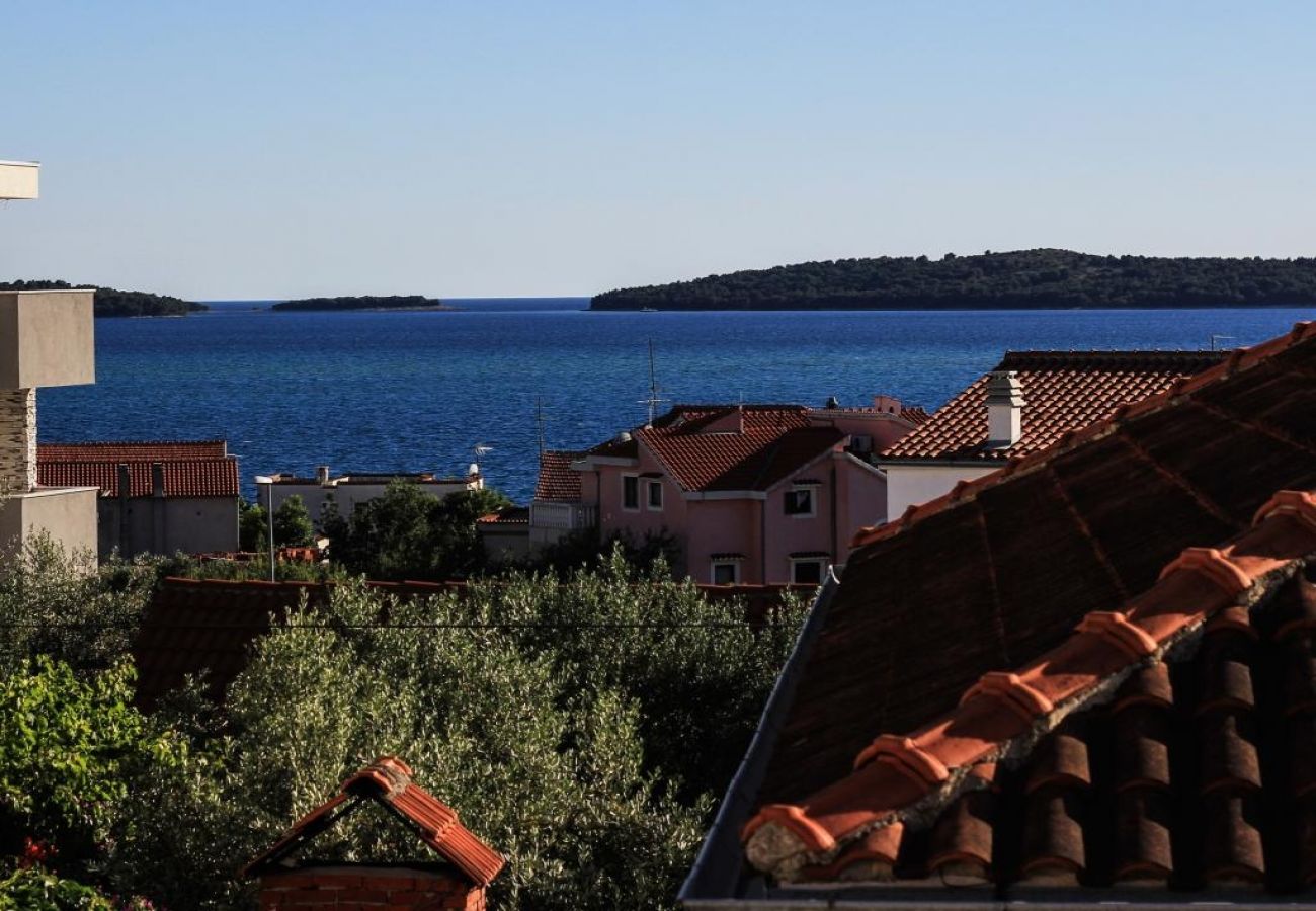 Ferienwohnung in Šibenik-Brodarica - Ferienwohnung in Brodarica mit Meerblick, Terrasse, Klimaanlage, W-LAN (5183-2)