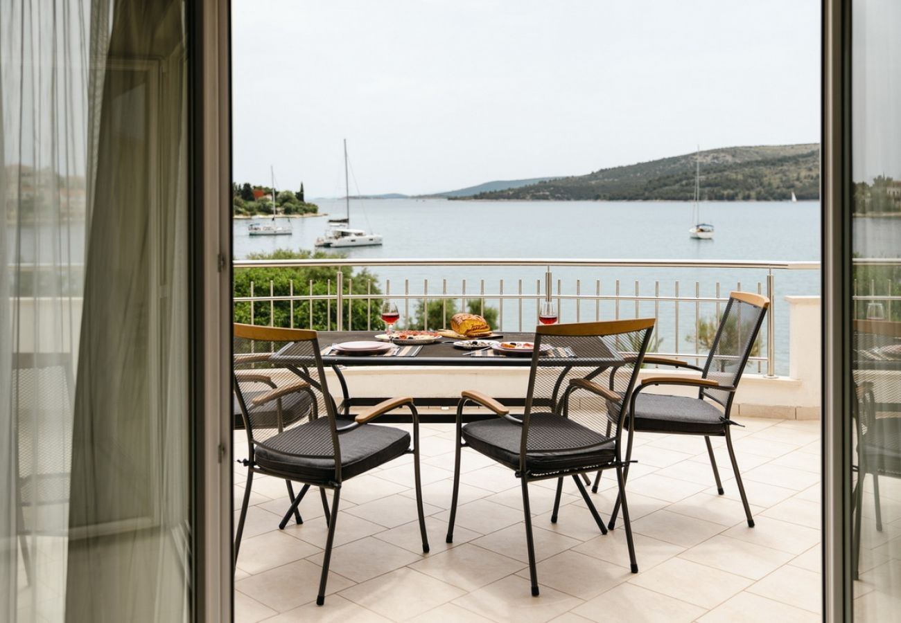 Ferienwohnung in Seget Vranjica - Ferienwohnung in Seget Vranjica mit Meerblick, Terrasse, Klimaanlage, W-LAN (5181-4)