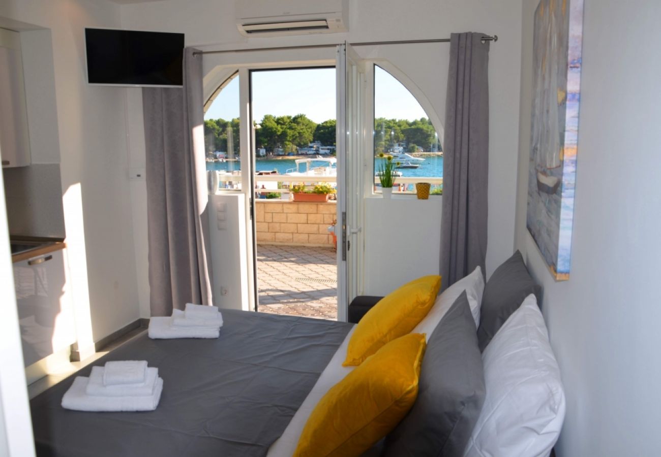 Studio in Trogir - Studioapartment in Trogir mit Meerblick, Terrasse, Klimaanlage, W-LAN (4786-4)