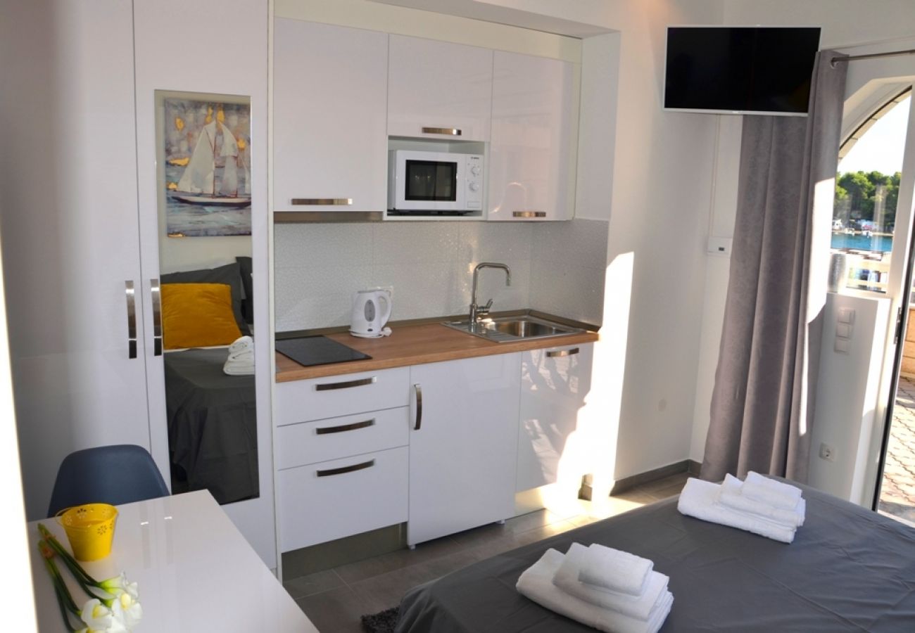 Studio in Trogir - Studioapartment in Trogir mit Meerblick, Terrasse, Klimaanlage, W-LAN (4786-4)